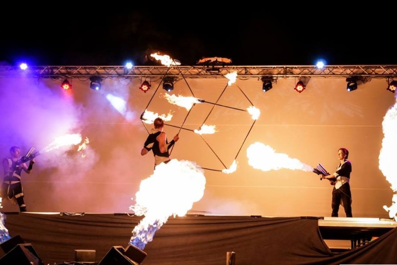 5dc42be2ed87c-fireshow1.jpg