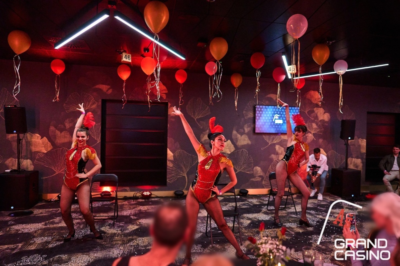 6a53b8a1854a3-burlesque1.jpg